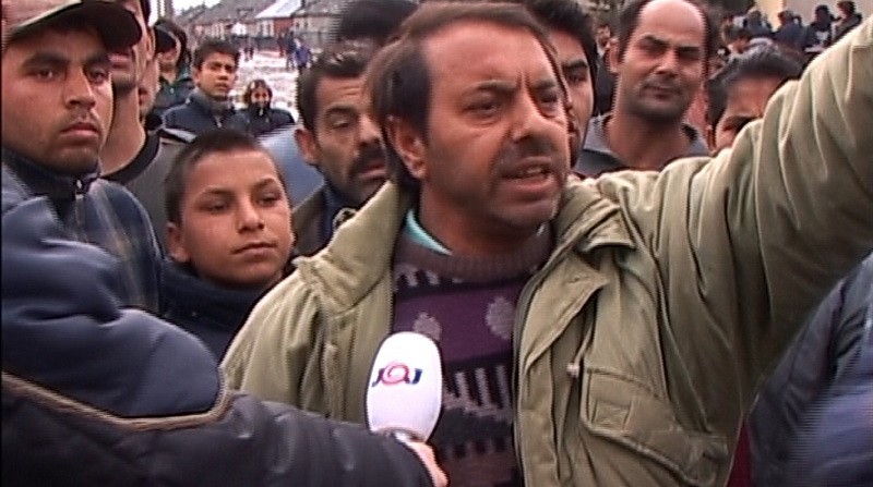 Búriaci sa Rómovia v obci Trhovište počas sociálnych nepokojov spôsobených znížením soc. dávok v r. 2004